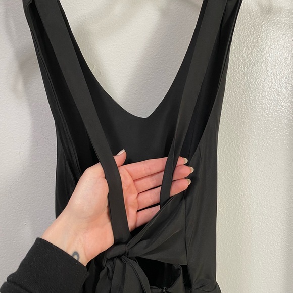 Little black dress backless tie back flowy - Picture 8 of 9